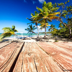 Bootssteg vor Karibischer Landschaft