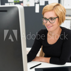 moderne junge frau schaut auf pc-monitor