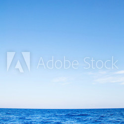 Blaues Meer mit Himmel und Horizont als Hintergrund